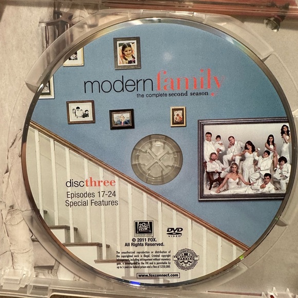 Modern Family DVDs 3rd & 4th Season - Picture 7 of 7